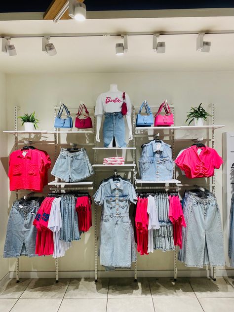 Visual Merchandising Fashion, Clothing Store Displays, Retail Store Interior Design, Clothing Store Interior, Clothing Store Design, Visual Merchandising Displays, Retail Store Interior, Classic Cartoon Characters, Boutique Interior