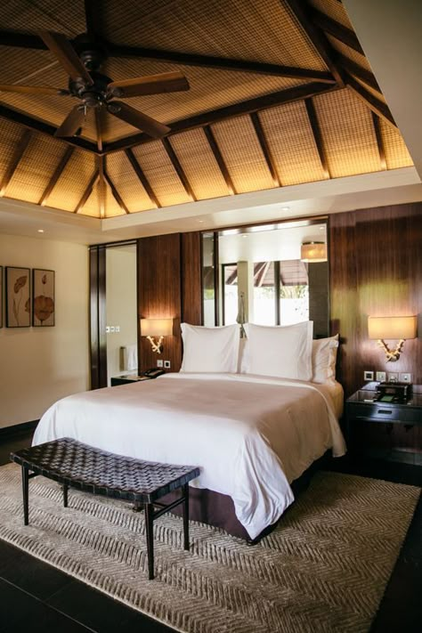 Four Seasons Mauritius, Four Seasons Bedroom, Tropical Ceiling Design, Modern Tropical Hotel, Resort Room Design, Bali Hotel Room, Tropical Hotel Room, Four Seasons Hotel Room, Bali Style Villa