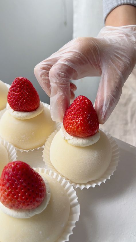 Ingredients Mochi Dough 100g glutinous rice flour 20g cornstarch 20g confectioners’ sugar 180g milk 12g unsalted butter   Filling 200g heavy cream 20g granulated sugar 1g salt 6 fresh strawberries   Topping 6 fresh strawberries   Steps: In a clean bowl, mix well glutinous rice flour, cornstarch, sugar, and milk. Grab a Strawberry Mochi Recipe, Mochi Making, Cream Filling Recipe, Strawberry Gluten Free, Strawberry Mochi, Mochi Recipe, Mochi Cake, Protein Cake, Glutinous Rice Flour