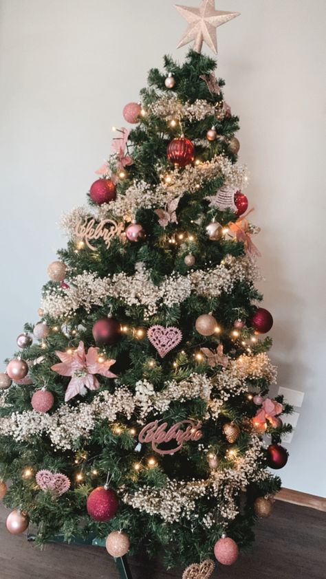 Babies breathe tinsel paired with dusty pink and burgandy decorations. Dried flower Christmas Tree Christmas Tree Ideas Australia, Christmas Tree Ideas Flowers, Dusty Pink Christmas Tree, Burgundy And Pink Christmas Tree, Dusty Pink Christmas, Dried Flower Christmas Tree, Christmas Tree With Flowers, Dried Flower Christmas, Christmas Tree 2022