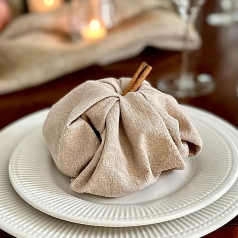 The Pumpkin Napkin Fold: Create a Fun Fall Tablescape - Modern Classic Host Modern Thanksgiving Tablescapes, Thanksgiving Napkin Folds, Pumpkin Spread, Pumpkin Napkin, Bourbon Sweet Potatoes, Easy Napkin Folding, Hosting Thanksgiving Dinner, Modern Thanksgiving, Fall Napkins