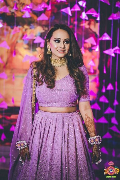 Pretty lavender lehenga for mehendi function. See more on wedmegood.com  #wedmegood #indianwedding #indianbride #mehendi #hennadesigns #lilac #lavender #purple #purplelehenga #lehenga #lehengacholi #bridallehengacholi #bridallehenga Lehenga For Mehendi, Lavender Lehenga, Indian Party Wear Dresses, भारतीय दुल्हन संबंधी, डिजाइनर कपड़े, Purple Lehenga, Indian Kurtis, Ethnic Beauty, Mehndi Dress