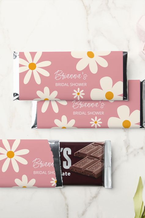 Bridal shower favors retro daisy desert pink custom Hershey bar favors Retro Bridal Shower Favors, Daisy Party Favors, Boho Bridal Shower Decorations, Retro Bridal Showers, Daisy Decorations, Daisy Birthday, Bridal Shower Inspo, Desert Pink, Daisy Party