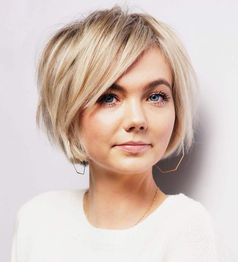 The Top 20 Flattering Side Bangs Hairstyles Trending in 2021 Short Hair 40, Easy Short Haircuts, Κούρεμα Bob, Chin Length Haircuts, Chin Length, Chin Length Hair, Bob Haircuts For Women, Edgy Hair, Short Bob Haircuts