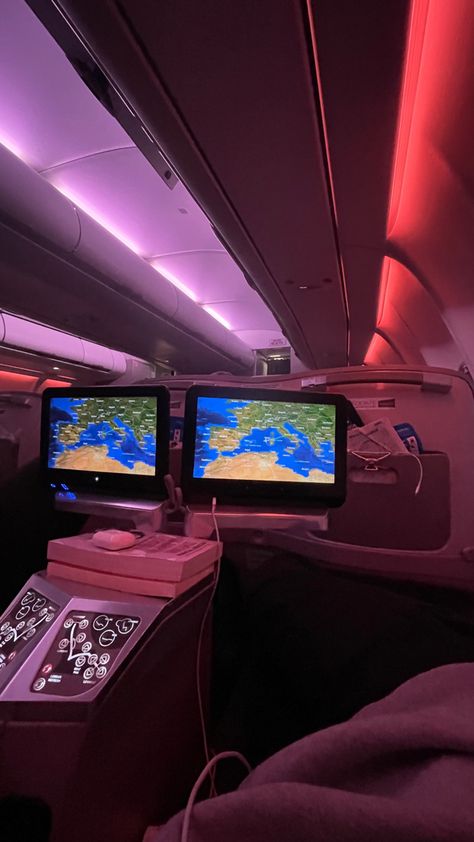 Qatar Airways Business Class Aesthetic, Travel Pov, Airplane Private, Luxury Life Billionaire, Long Haul Flight Outfit, Qatar Airways Business, Plane Essentials, Long Flight Essentials, Private Airplane