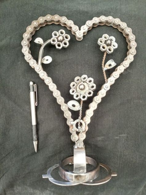 Mark Facebook, Chain Art, Silverware Crafts, Hardware Jewelry, Mechanical Art, Welding Art Projects, Bicycle Chain, Metal Welding, Metal Yard Art