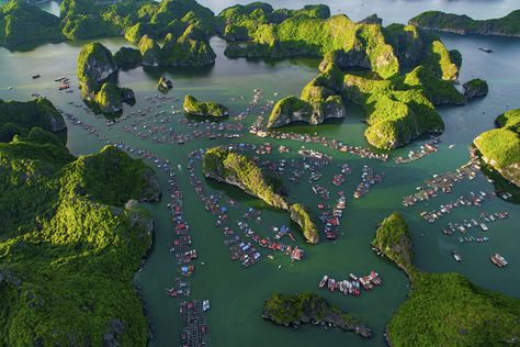 Lan Ha Bay is in the largest of the 367 islands called Cát Bà, a part of Ha Long Bay in northern Vietnam. 2017 National Geographic Nature Photographer of the Year Contest, Part II - The Atlantic Things For Travel, Worldbuilding Culture, Water Village, Floating Village, Flowers Mountain, National Geographic Photography, Mountain Ocean, Water City, Vietnam Trip