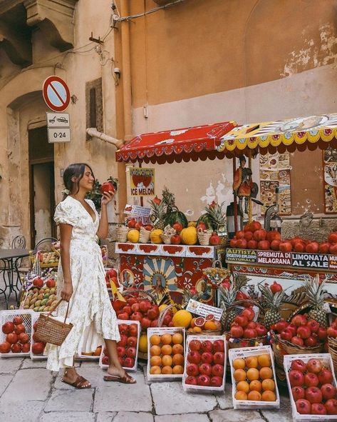 Sicilian Decor, Living La Dolce Vita, Tomato Girl Summer, Tomato Tomato, Tomato Girl, Mediterranean Aesthetic, Mini Cafe, Italian Dinner Party, Italian Party