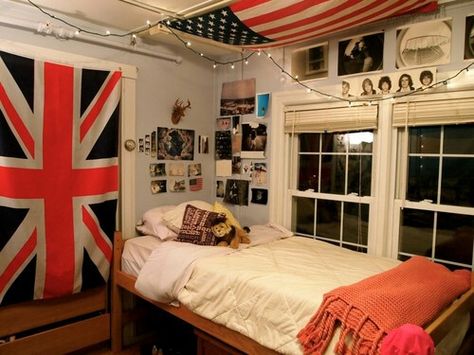 Dorm ideas. different flags. maybe just sheets Beautiful Room Ideas, Dorm Design, Dorm Sweet Dorm, Cool Dorm Rooms, Uni Room, Dorm Life, Uk Flag, Decorate Your Room, Union Jack