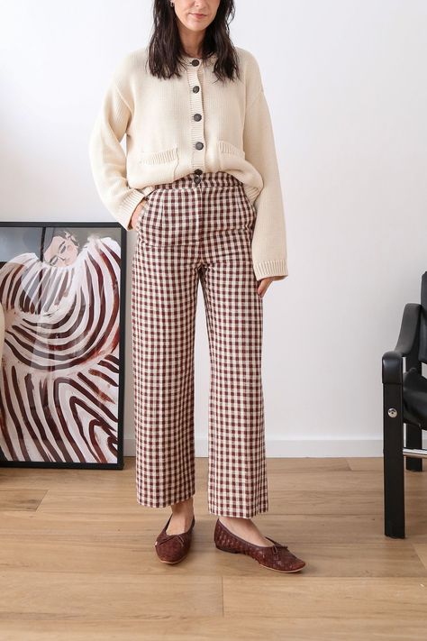 Sezane Martin Crop Trousers Review 2024 Sezane Martin Trousers, Sezane Le Crop, Sezane Style, Texas Office, Thrifting Inspiration, Sezane Pants, Black Pants Outfit, Style Inspiration Spring Summer, Crop Trousers