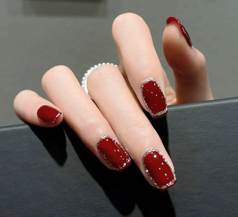 Red And Silver Short Nails, Korean Nail Art Red, Red Nails With Silver Glitter, Nail Art Merah, Red And Silver Nail Designs, Red And Silver Nails, Short Red Nails, Red Press On Nails, Paris Nails