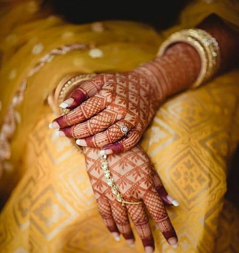 Mehndi Showing Pose, Mehdi Shoot Bride, Mehndi Photography Ideas, Mehdi Pose For Bride, Bride Sitting Poses, Mehandi Photoshoot Ideas, Mehndi Photoshoot Brides, Mehandi Pose, Mehendi Pose