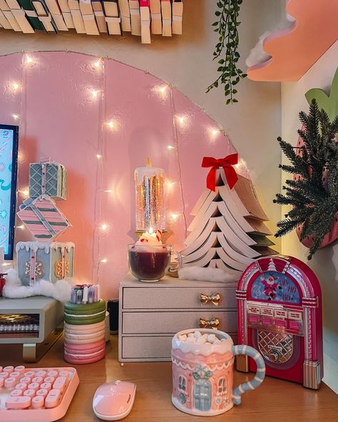 cozy desk setup 🎀📚✨ happy monday friends! what’s been your hobby of choice lately? i haven’t been reading but i have been doing a crazy amount of coloring 😅 i’m thinking about trying out audiobooks?? i’ve struggled with them before but it would be nice to get some reading in even while i’m doing other things. i hope you have a lovely week 🫶🏻 Cute Aesthetic Desk, Desk Mood Board, Cozy Game Room, Cozy Desk Setup, Room Workout, Bookshelf Aesthetic, Light Catchers, Cozy Desk, Cozy Ideas