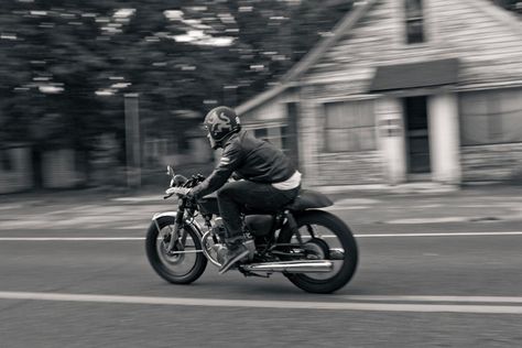 We hope you're spending your Sunday in the wind. Ducati Pantah, Luxury Couple, Biker Aesthetic, Bike Photography, Cute Bedroom Decor, Ulzzang Couple, Couples Poses For Pictures, Street Bikes, Couple Photography Poses