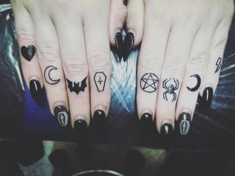 Fingers Tattoo, Tattoo Finger, Finger Tattoo For Women, Finger Tats, Knuckle Tattoos, Goth Tattoo, Hand And Finger Tattoos, Tattoo Trend, Scary Tattoos