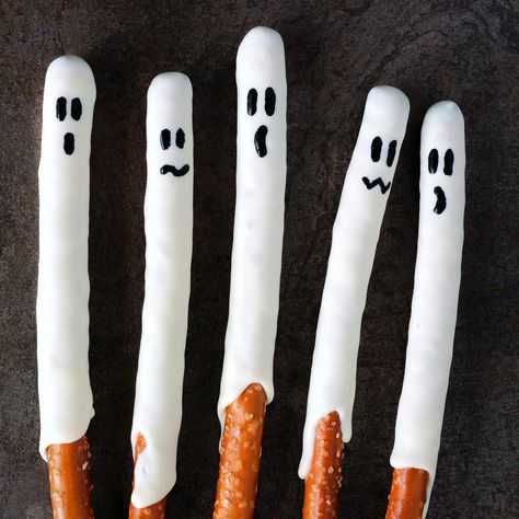 Halloween Pretzel Rods — Orson Gygi Blog Halloween Pretzels Rods, Easy Halloween Party Food, Halloween Pretzels, Dipped Pretzel Rods, Postres Halloween, Funfetti Cupcakes, Chocolate Covered Pretzel Rods, Healthy Halloween Treats, Easy Halloween Party