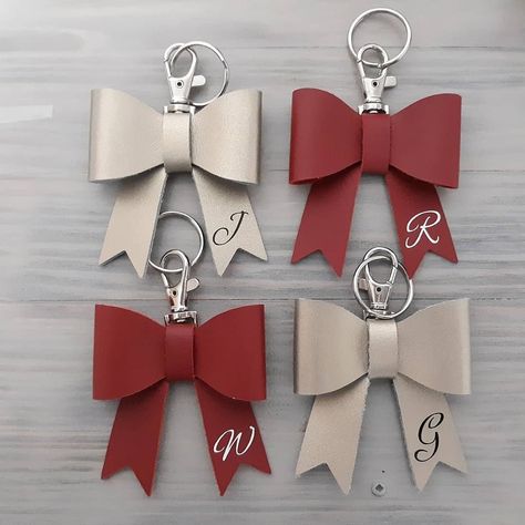 Leather Bow, Diy Keychain, Leather Bows, Leather Design, Bag Tags, Leather Craft, Atom, Keychains, Tassels