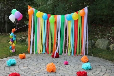 Streamers And Balloons Decorations, Photo Booth Backdrop Balloons, Field Day Photo Booth Backdrop, Streamers Doorway Entrance, Simple Streamer Backdrop, Carnaval Photobooth, Party Streamer Ideas, Streamer Installation, Carnival Photobooth Backdrop