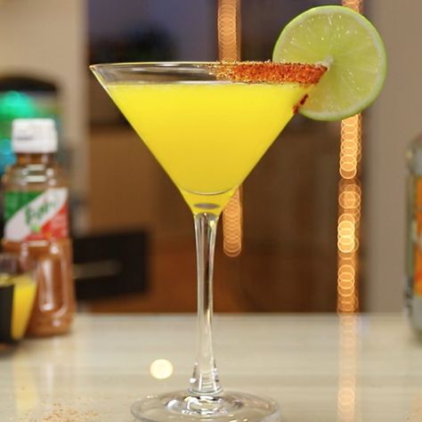 Tajin Cocktails, Vodka Drinks Recipes, Cocktail Recipes Vodka, Martini Flavors, Blueberry Martini, Classic Vodka Cocktails, Mango Martini, Mango Vodka, Vodka Recipes Drinks