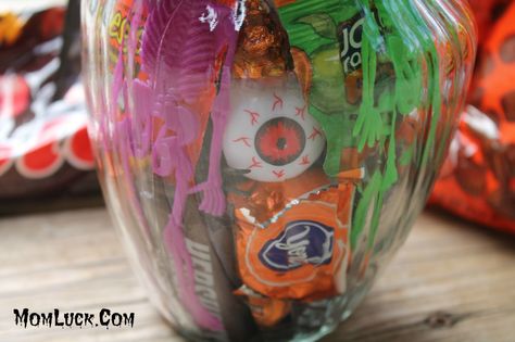 hersheys candy ideas Halloween Guessing Game, Game Party Ideas, Halloween Candy Jar, Candy Guessing Game, Halloween Jars, Candy Ideas, Hershey Candy, Candy Halloween, Jar Ideas