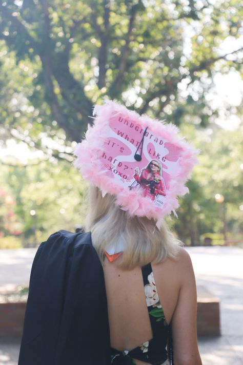 Elle Woods Inspired Photoshoot, Graduation Cap Designs Legally Blonde, Legally Blonde Cap Ideas, Elle Woods Grad Cap, Legally Blonde Grad Cap, Legally Blonde Graduation Party, Elle Woods Graduation Cap, Legally Blonde Photoshoot, Legally Blonde Graduation Cap