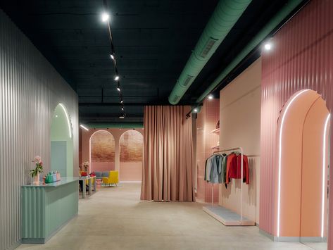 Flagship Store Mietis / Evvo Retail Retail Decor, Jewelry Store Design, Technology Industry, Retro Shop, Retail Store Design, Commercial Architecture, Commercial Space, Architecture Office, Velvet Curtains