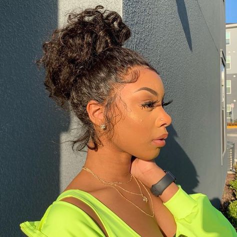 High ponytail style with 360 wig! 😍 The natural hairline and edges are 🔥🔥🔥 ➡️Wig is Milan curl 360 wig! ➡️Wig code: TLW24  #wowafrican #wigs #curlyhair #highponytail #wavyhair #wigslay #lacefrontwigs #lacewigs #lacefrontals #prepluckedwigs #wigsforbeginners #humanhairwigs #holidayhair #fallhair #wiglife #girls High Ponytail Styles, Microlink Hair Extensions, 360 Lace Frontal Wig, Hair 360, Deep Wave Hairstyles, Curly Human Hair Wig, 360 Lace Wig, Body Wave Hair, Peruvian Hair