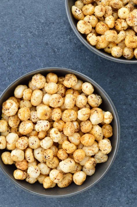 A roasted makhana recipe that uses only a handful of indian spices, and takes only 10 minutes to make masala makhana (flavoured makhana). Makhana Snacks Recipe, Indian Snacks For Kids, Roasted Makhana Recipe, Makhana Recipe, Roasted Makhana, Healthy Indian Snacks, Healthy Snack Recipe, Dry Snacks, Carbohydrate Diet