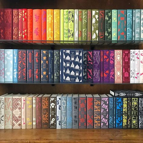 Bluestocking Bookshelf | Jen on Instagram: “Nobody writes tragedy like Thomas Hardy, and nobody designs books like Coralie Bickford-Smith. 📚💃🏻 . Welcoming the newest Penguin…” Penguin Books Aesthetic, Reader Bedroom, Penguin Clothbound, Clothbound Classics, Character Moodboard, Penguin Clothbound Classics, Bookshelf Inspiration, Indoor Ideas, Christmas Writing