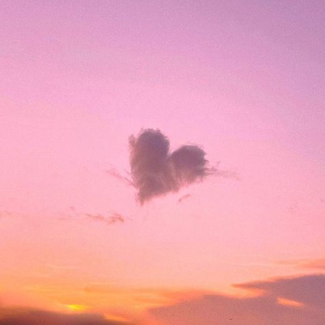 Hearts Astethic, Ciel Rose, Playlist Covers Photos, Lovecore Aesthetic, Heart Pictures, Orange Aesthetic, Pretty Sky, Grunge Photography, Photography Wallpaper