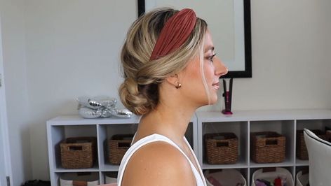 This is a guide to quick and simple headband hairstyles. Learn how to do cute hairstyles with headbands on medium to long hair using these easy step-by-step tutorials. Cute Hairstyles With Headbands, Hippie Headband Hairstyles, Knotted Headband Hairstyle, Hairstyles With Headbands, Cute Headband Hairstyles, Long Ponytail Hairstyles, Healthy Curly Hair, Updo With Headband, Braided Headband Hairstyle