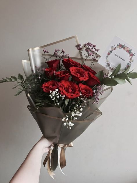 Kumpulan gambar tentang Gambar Buket Mawar, klik untuk melihat koleksi gambar lain di KibrisPDR Bucket Aesthetic Flower, Bucket Gifts, Flower Gown, Simple Birthday Decorations, Backyard Birthday, Flower Bouquet Diy, Flower Arrangements Simple, Flower Bucket, Hand Bouquet