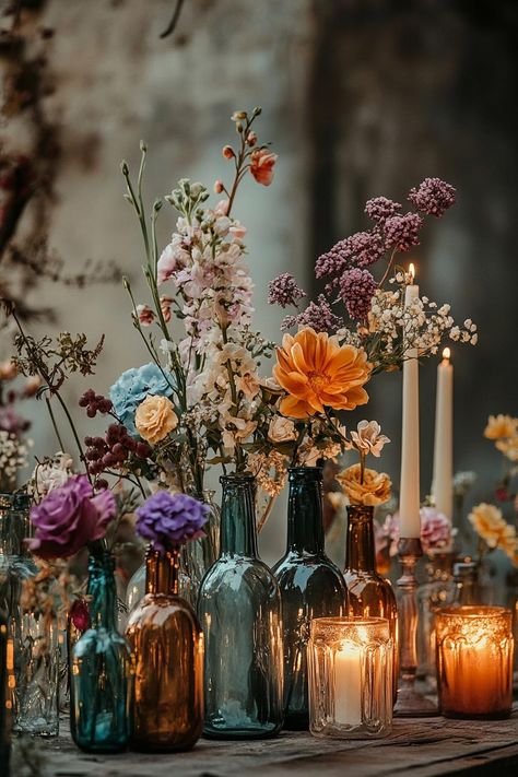 Eclectic Fall Wedding Decor, Simple Vintage Centerpieces, Diy Vintage Centerpieces Wedding, Late Summer Wedding Centerpieces, Simple Vintage Wedding Centerpieces, Vintage Floral Party Decor, Vintage Inspired Wedding Centerpieces, Black Vases Decor Ideas, Colored Glass Centerpiece