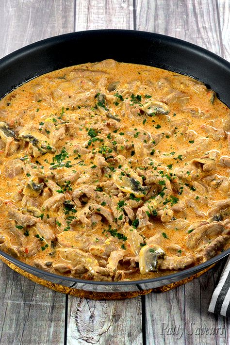 Recette traditionnelle d’émincé de boeuf Stroganoff ou Stroganov avec sauce crémeuse au paprika et champignons, un repas rapide et délicieux! Classic Beef Stroganoff Recipe, Classic Beef Stroganoff, Healthy Dinner Casseroles, Steak Strips, Beef Stroganoff Recipe, Dinner Casserole Recipes, Stroganoff Recipe, Comfort Food Recipes Dinners, Beef Casserole