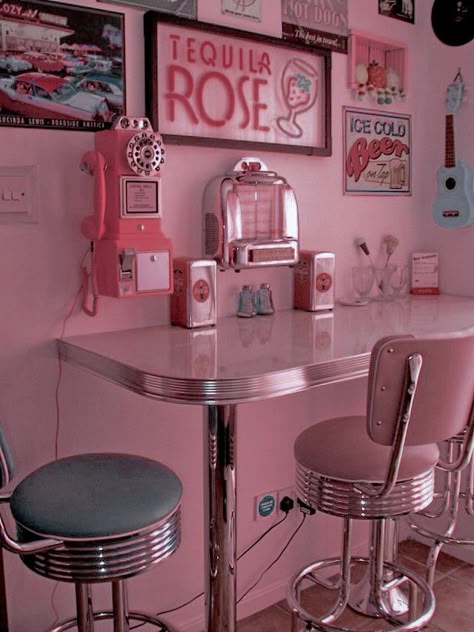 Diner Booth, Diner Aesthetic, Wallpaper Macbook, Bedroom Wall Collage, Retro Room, Retro Diner, American Diner, Decor Shabby Chic, Old Room