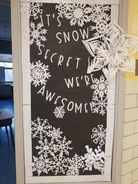 High School Christmas Bulletin Boards, Holiday Work Bulletin Boards, Winter Hall Decorations School, Christmas Teacher Board Ideas, Snow Flake Bulletin Board, Christmas Wall Display School, Winter Wonderland Board Ideas, Winter Bulletin Boards For Work, Snowflake Door Decorations For School