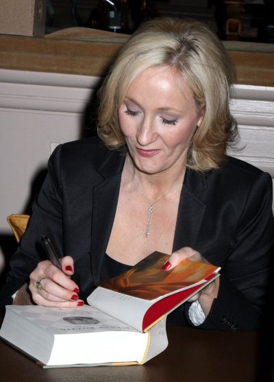 J.K. Rowling's 'Open Book Tour' concludes as schoolchildren from 40 New York City public schools attend an autograph signing at Carnegie Hall Signing Autographs, Book Tour Aesthetic, Best Selling Author Aesthetic, Book Signing Aesthetic, Life Calling, Author Dreams, Woman Authors, Autograph Books, Artsy Photos