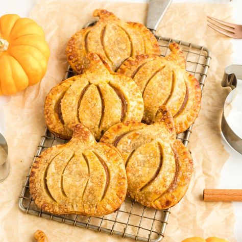 Easy Pumpkin Empanadas Recipe, Pumpkin Hand Pies, Hand Pie Recipes, Pie Pops, Hand Pie, Single Serve Desserts, Dessert Pizza, Pumpkin Pie Filling, Hand Pies