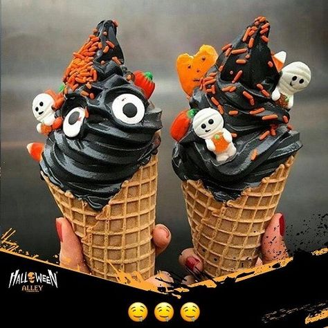 Halloween Ice Cream, Apple Treat, Waffle Ice Cream, Ice Cream Art, Spooky Food, Fall Snacks, Cookie Flavors, Soft Serve Ice Cream, Waffle Cones