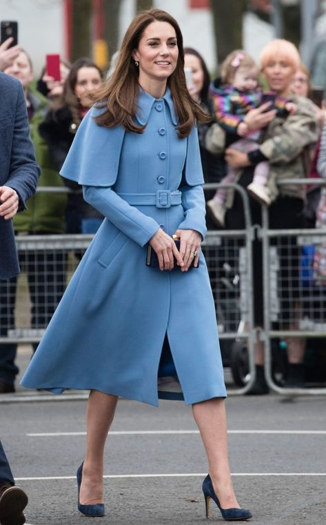 Kate Middleton's Blue Coat Is Straight Out Of "Harry Potter" - HelloGiggles Style Kate Middleton, Duchesse Kate, Herzogin Von Cambridge, Prince William Et Kate, Looks Kate Middleton, Outfit Elegantes, Fall Fashion Coats, Kate Middleton Outfits, Philip Treacy