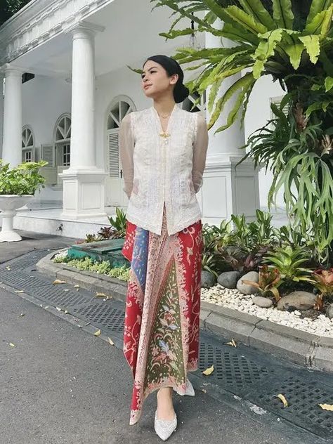 Nusantara Outfit, Outfit Kondangan Casual, Kebaya Simple, Model Dress Kebaya, Kebaya Lace, Batik Dress Modern, Kebaya Modern Dress, Grad Outfits, Hijabista Fashion