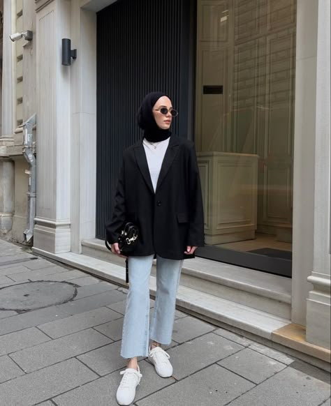 Formal Casual Outfits, Modest Outfits Muslim, Best Designer Suits, Black Blazer Outfit, Modest Casual Outfits, Professional Work Outfit, Modern Hijab Fashion, Stylish Hijab, Stylish Winter Outfits