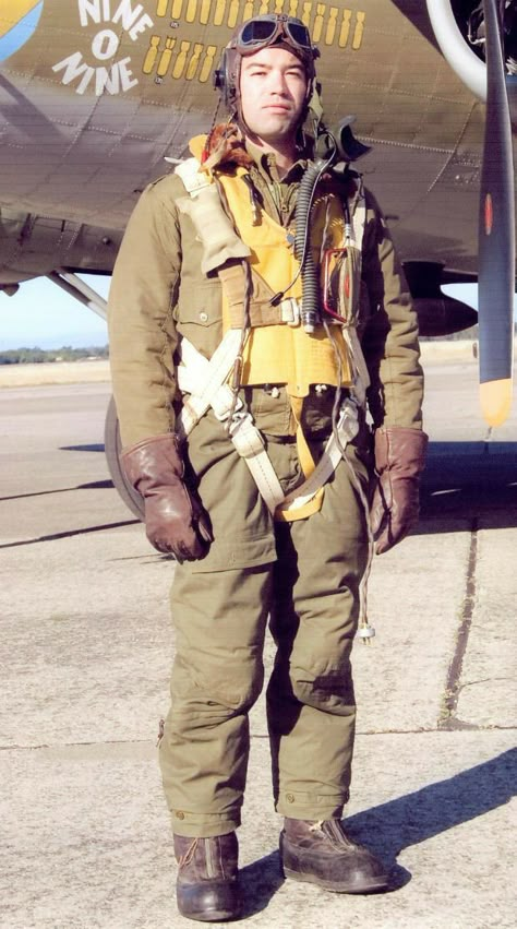 Raf Pilot, American Uniform, American Military History, Jet Fighter Pilot, Pilot Uniform, Wwii Uniforms, B 17, Battle Of Britain, Aviation Photography