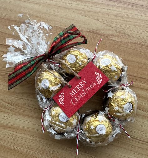 Ferrero Rocher Christmas Gift Ideas, Xmas Small Gift Ideas, Ferrero Rocher Christmas Ideas, Food Gifts To Make For Christmas, Lindor Christmas Wreath, Small Gifts Christmas, Christmas Chocolate Wrapping, Ferrero Rocher Wreath, Diy Small Christmas Gifts