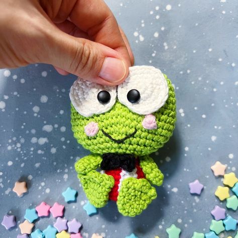 Free pattern: Keroppi – amiguruMEI Hello Kitty Crochet, Crochet Faces, Crochet Animals Free Patterns, Beginner Crochet Projects, Red Yarn, Pink Yarn, Department Stores, Amigurumi Free, Thread Crochet