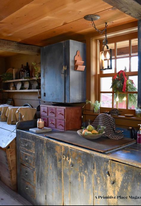 Primitive Colonial Kitchen, A Primitive Place Magazine, Primitive Kitchen Cabinets, Primitive House Decorations, Colonial Kitchens, Primative Decor, Colonial Kitchen, Primitive Bathrooms, Primitive Kitchen Decor