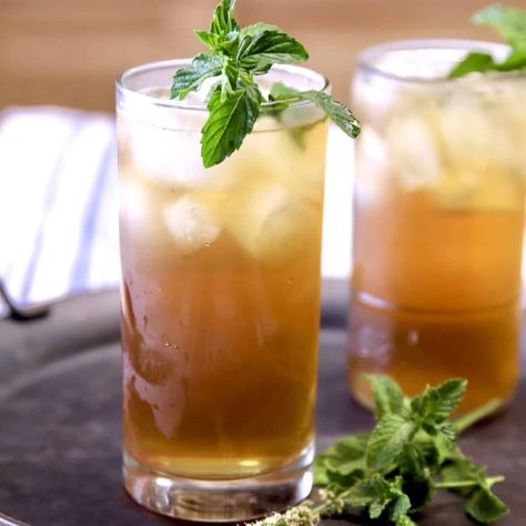 Spiked Iced Tea Spiked Iced Tea, Sweet Tea Cocktail, Cocktails For Beginners, Romantic Drinks, Easy Party Drinks, Tea Cocktail Recipes, Iced Tea Cocktails, Simple Cocktail, Kid Friendly Drinks