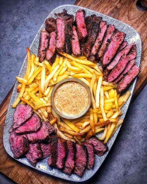 food Dinner Platter Ideas, Dinner Platter, Platter Food, Platter Ideas, Pub Food, Steak Dinner, Food Goals, Party Food Appetizers, Food Platters