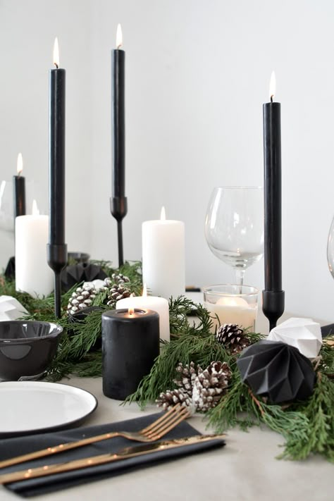 Modern Jul, Black Christmas Decorations, Black White Christmas, Decorating Bedroom, Bedroom Christmas, Christmas Dinner Table, Modern Christmas Decor, Christmas Tablescape, Simple Christmas Decor