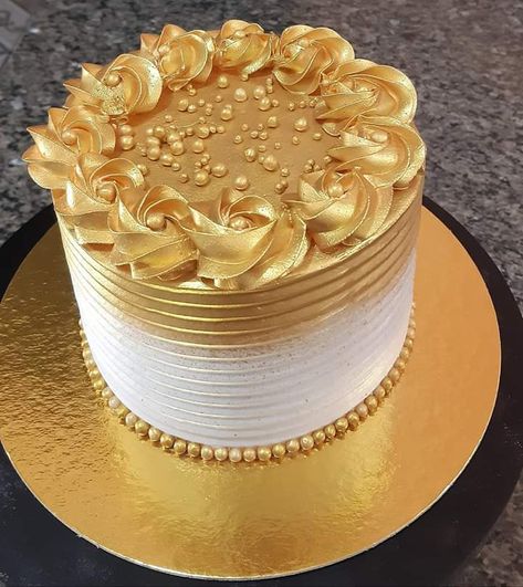 Cake Ideas For Golden Birthday, Golden Cake Designs Birthday, Golden Birthday Cakes For Girls Gold, Golden Cake Design, White And Golden Cake, Gold Cake Design Birthday, Gold Cake Ideas, Gold Theme Cake, Gold Cake Design